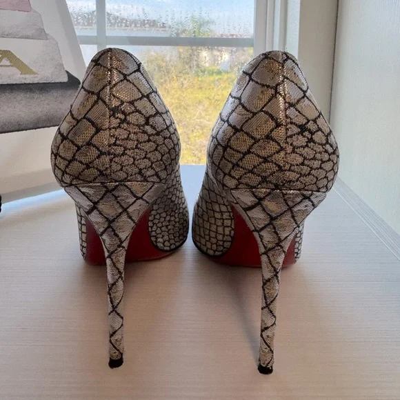 Lightly worn, Christian Louboutin Decollette 100mm heels